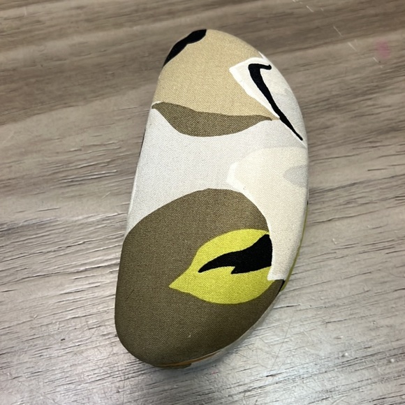 VERA BRADLEY GLASS CASE - Picture 2 of 14